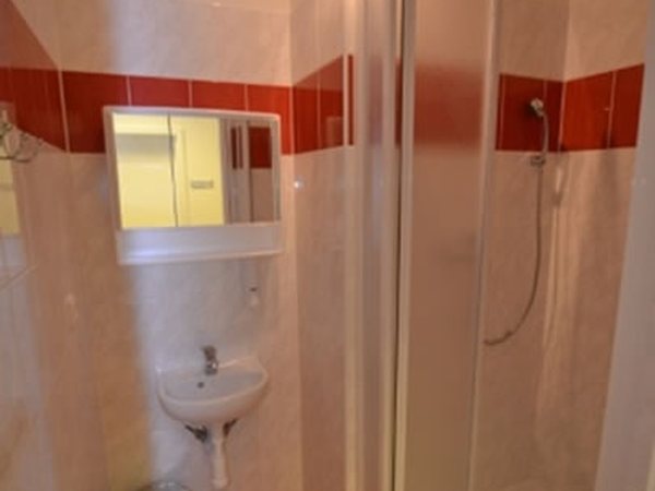 Bad im Patientenzimmer