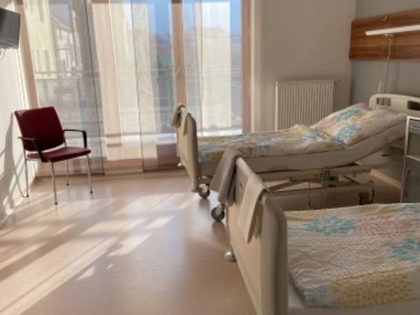 Zimmer mit Fensterfront